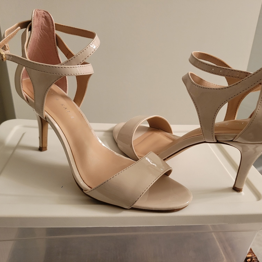 Cream open toe shoe